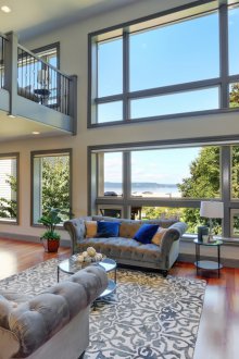 Γκρίζο χαλί σε ένα σκούρο καφέ δάπεδο