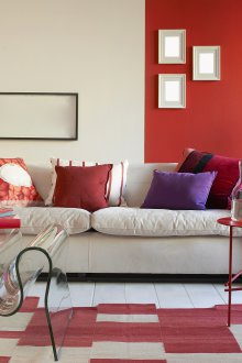 Κόκκινο μπεζ χαλί σε λευκό πάτωμα