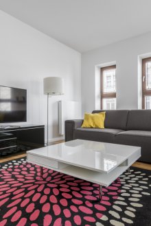 Πολύχρωμο χαλί σε καφέ δάπεδο