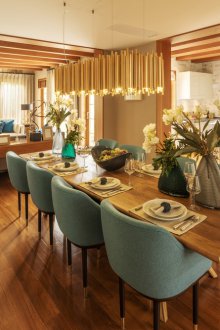 Καφέ δάπεδο και μπεζ ταπετσαρία