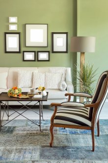 Μπεζ πάτωμα και πράσινη ταπετσαρία