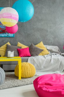 Μπεζ υπόβαθρο και γκρι ταπετσαρία