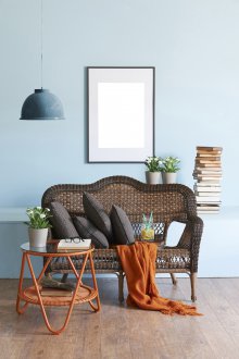 Καφέ δάπεδο και μπλε ταπετσαρία