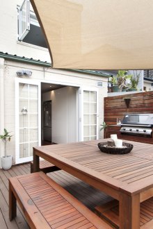 Χώρος μπάρμπεκιου πίσω από το σπίτι