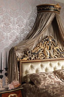 Κομοδίνο πάνω από το κρεβάτι στην κλασική κρεβατοκάμαρα