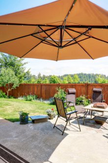 Μπάρμπεκιου κάτω από μια ομπρέλα