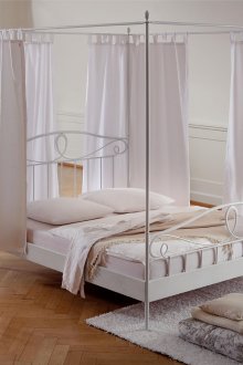 Λευκό κρεβάτι με κουβούκλιο