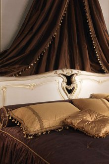 Στενή καστανή θόλος στο κλασικό υπνοδωμάτιο