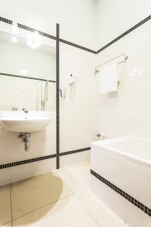 Λευκό μικρό μπάνιο