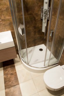 Καφέ μπάνιο με ντους