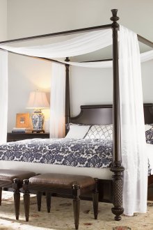 Λευκό διαφανές θόλο στο υπνοδωμάτιο