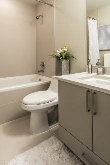 Μικρό φωτεινό μπάνιο