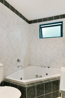 Γωνιακή μπανιέρα στο μπάνιο