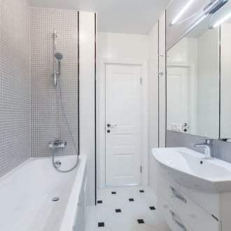 Λευκό μικρό μπάνιο