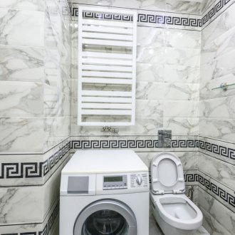 Μάρμαρα πλακάκια σε ένα μικρό μπάνιο