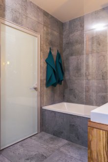 Εσωτερικό ενός μικρού μπάνιου