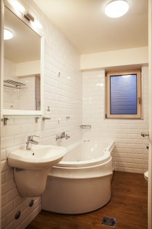 Τοίχοι σε ένα μικρό τούβλο μπάνιο