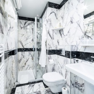 Λευκά μαρμάρινα πλακάκια στο ντους