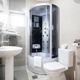 Ντουζιέρα σε ένα μικρό μπάνιο