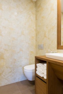 Ντουλάπι με χώρο αποθήκευσης για ένα μικρό μπάνιο