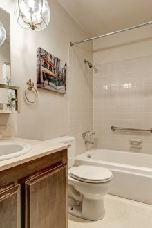 Λευκό εσωτερικό μπάνιο