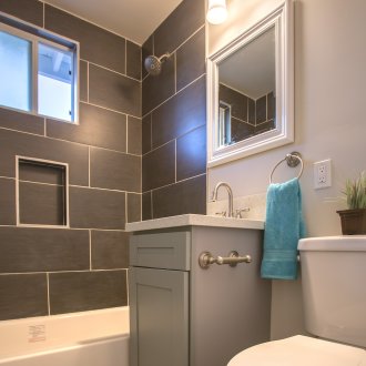 Εσωτερικό ενός μικρού μπάνιου με παράθυρο