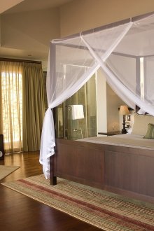 Όμορφη θόλος στο εσωτερικό του υπνοδωματίου σε οικολογικό στιλ