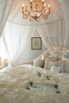 Κάλυμμα πλαισίου στο λευκό υπνοδωμάτιο