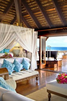 Μεγάλο διαφανές κουβούκλιο στο πλαίσιο του κρεβατιού