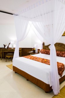 Διαφανής λευκό θόλος πάνω από το κρεβάτι, που συνδέεται με την οροφή