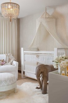 Κομοδίνο στο παιδικό δωμάτιο σε μπεζ χρώμα