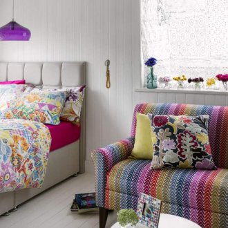 Πολύχρωμος καναπές για ένα υπνοδωμάτιο