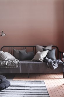 Μεταλλικό καναπέ για την κρεβατοκάμαρα