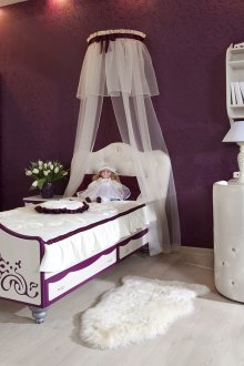 Κομοδίνο στον παιδικό σταθμό με μωβ ταπετσαρία