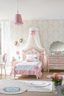 Όμορφη θόλος στο παιδικό δωμάτιο για το κορίτσι