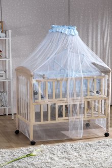 Μπλε διαφανή κουρτίνα πάνω από το παχνί