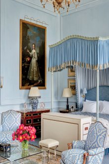 Μπλε σφιχτή κουβούκλιο στο νεοκλασικό εσωτερικό του υπνοδωματίου