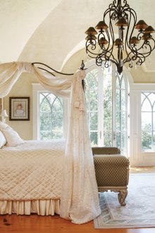 Κρεμαστό με κεντήματα στο πλαίσιο κρεβατιού