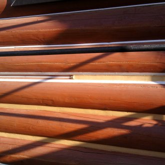 Σφραγίζοντας το ξύλινο σπίτι με ακρυλικό σφραγιστικό