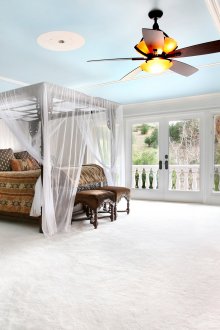 Ελαφρύ διαφανές θόλο σε ευρύχωρο υπνοδωμάτιο