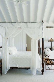 Ελαφρύ διαφανές θόλο με δεσμούς στο πλαίσιο του κρεβατιού