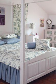 Χοντρό θόλο με σχέδιο στο πλαίσιο του κρεβατιού