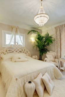 Κομοδίνο πάνω από το κρεβάτι στην κρεβατοκάμαρα