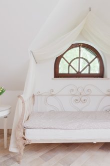 Διαφανής θόλος πάνω από το κρεβάτι, που συνδέεται με την οροφή