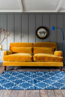 Κίτρινο καναπέ μωρό