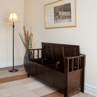 Ξύλινο καναπέ στο διάδρομο