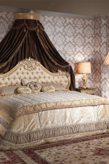 Καφέ θόλος στην κλασική κρεβατοκάμαρα