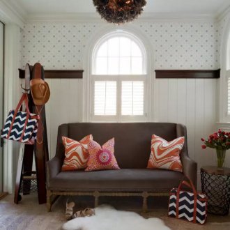 Καφέ καναπέ στο διάδρομο