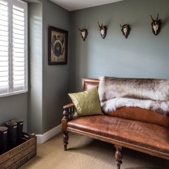 Δερμάτινο καναπέ στο διάδρομο