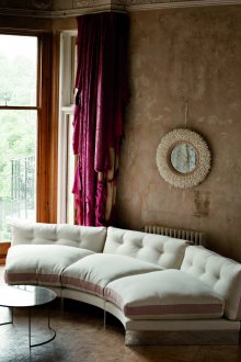 Ημικυκλική καναπέ στο διάδρομο